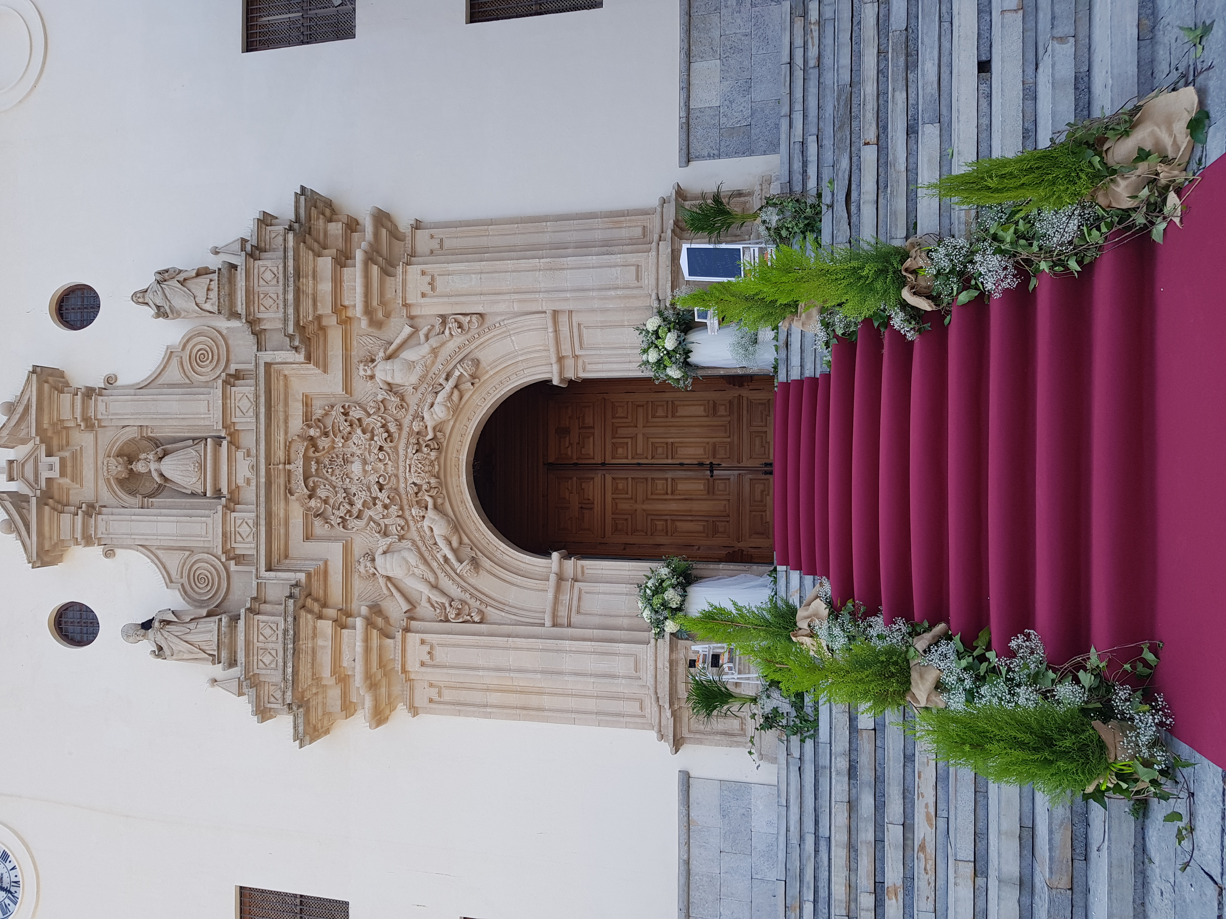 entrada a iglesia decorada con flores