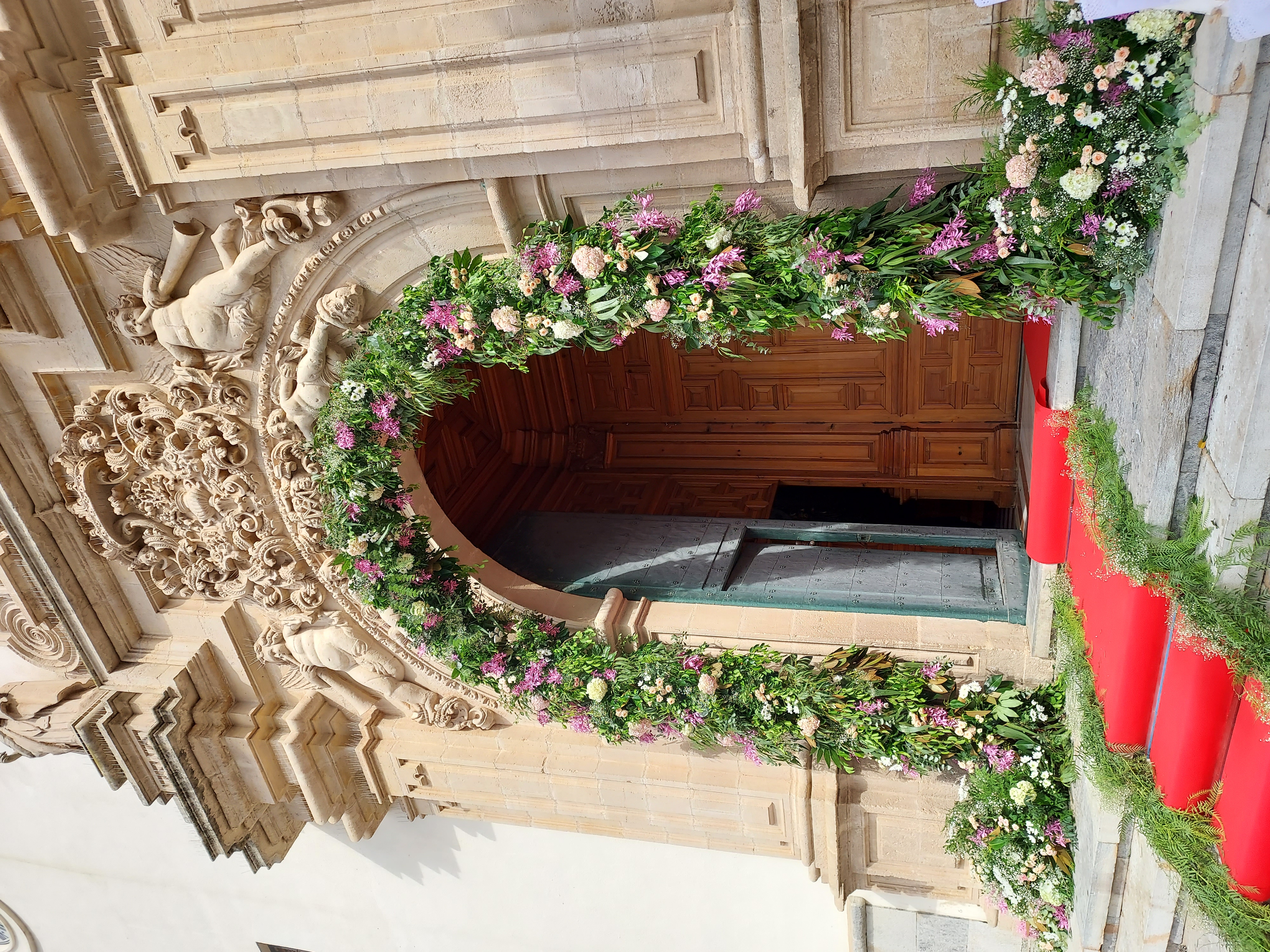 decoración con flores en la entrada de iglesia